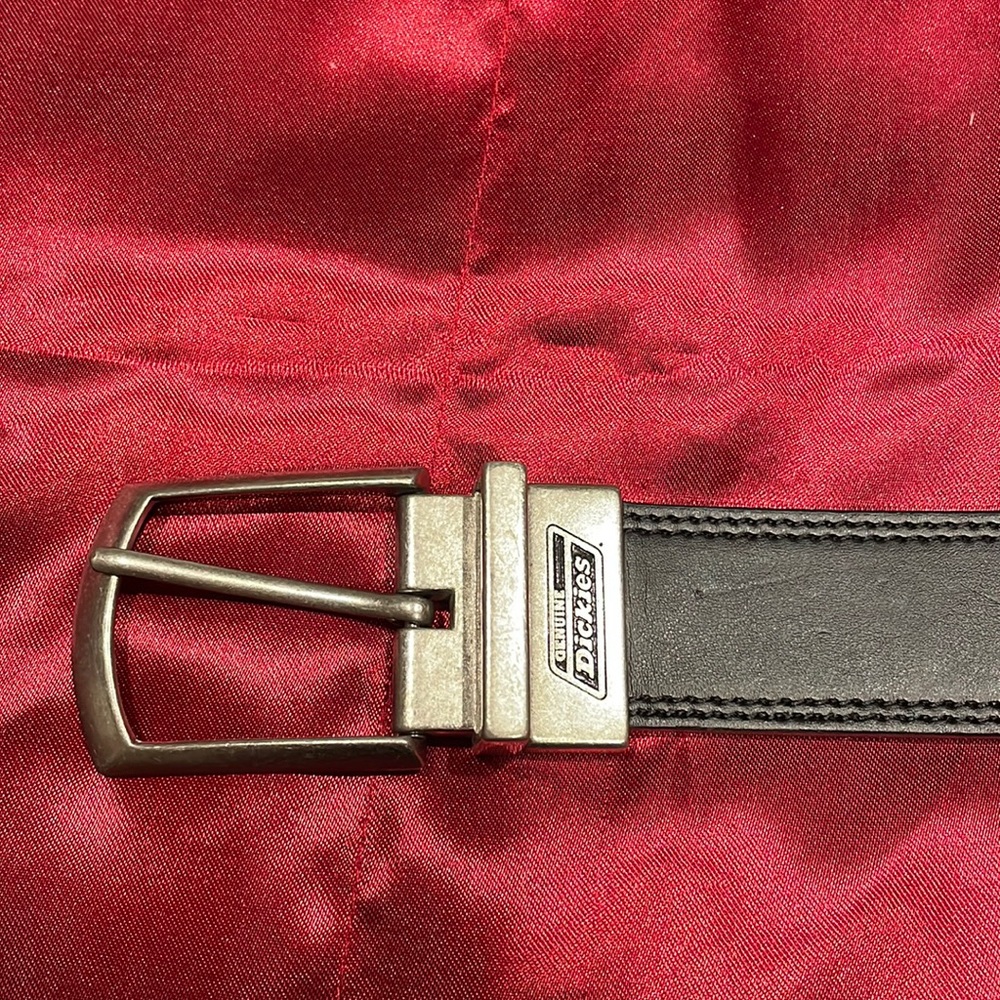 Men’s reversible belt.